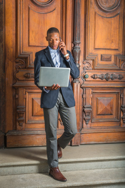 在纽约工作的年轻非洲裔美国商人图片下载