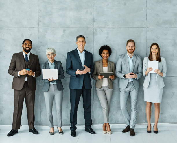 年轻的商务人士见面办公室团队网络无线互联网平板电脑智能手机手机连接技术笔记本电脑一起肖像图片下载