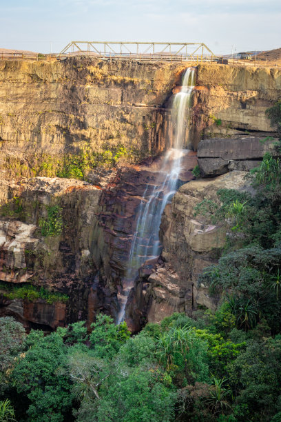瀑布从山顶森林在白天从平坦的角度图片下载