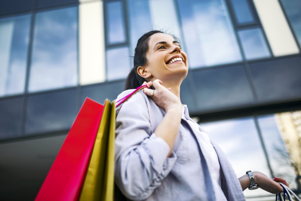 年轻女子在购物中拿着购物袋图片下载