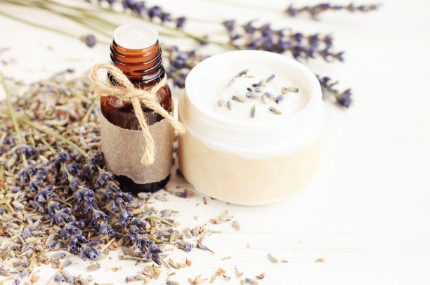 熏衣草精油和草药萃取液装在玻璃瓶中，配合皮肤护理保湿剂图片下载
