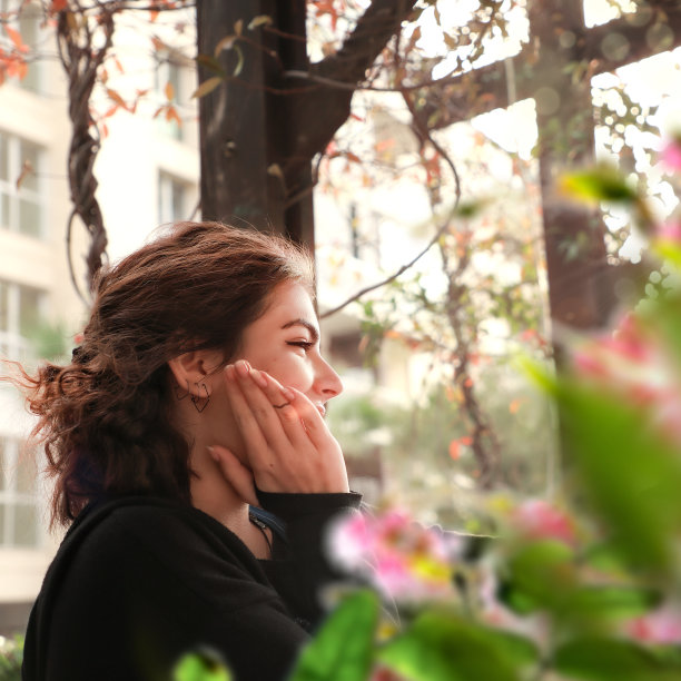 户外肖像美丽快乐的年轻深色女子在阳光花园图片下载