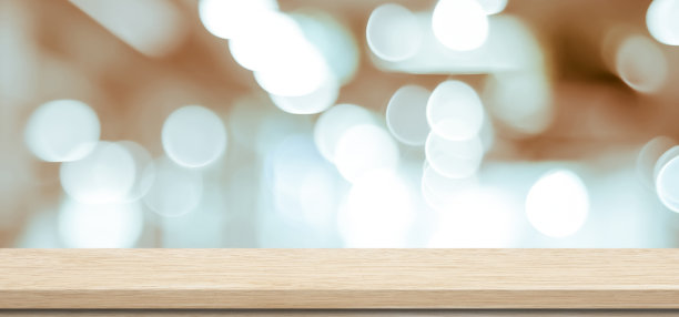 木制桌子背景和模糊背景，空的木制柜台，货架表面上模糊的餐厅与散景背景，木制桌子顶部零售商店，商店产品显示背景，横幅，模拟，模板图片下载