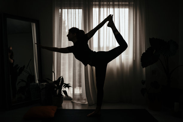 一个在家做瑜伽的女人的剪影图片下载