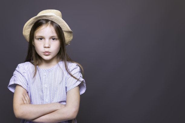 可爱的女孩戴着帽子，噘着嘴图片下载