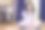 可爱的小女孩坐在地板上看书图片下载