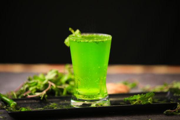 富尔贾尔苏打，喀拉拉邦著名的富尔贾尔苏打，炸弹苏打，印度著名的夏季饮料薄荷特写选择性聚焦和模糊图片下载