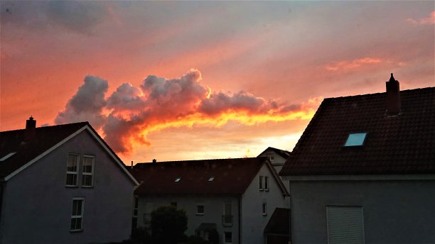 德国。9月底。日落在屋顶上。图片下载
