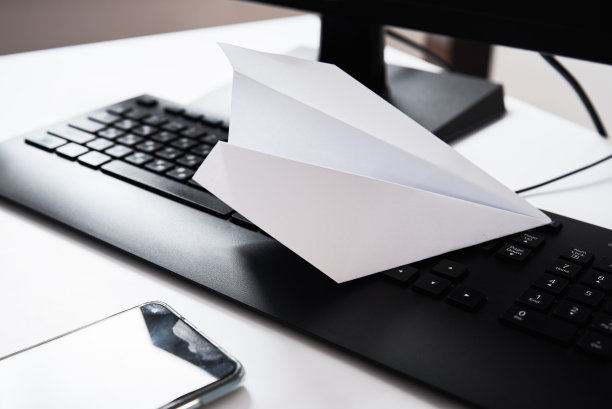 工作场所的纸飞机图片下载