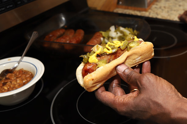 一名非裔美国黑人男子手里拿着意大利香肠和辣椒图片下载