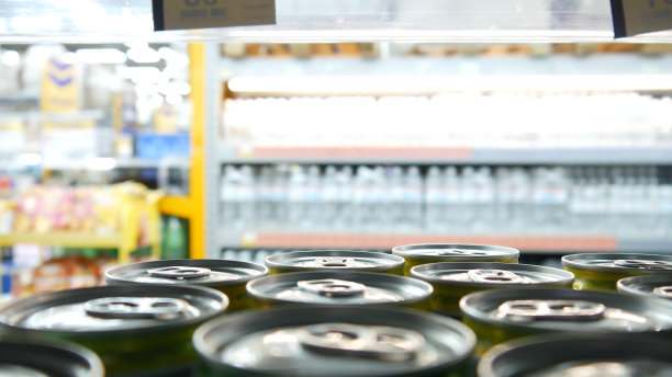 商店货架上许多漂亮的苏打罐特写图片下载