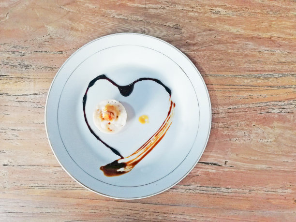 传统的巴厘岛印尼甜点名为“Kue Laklak”，盛在木制背景的白色盘子里图片下载