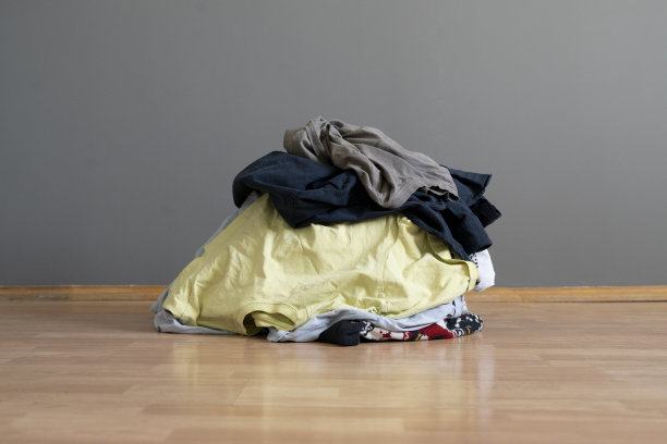 一些散落的衣服，东西在家里的地板上，凌乱的房间图片下载