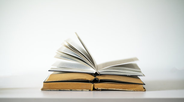 翻开桌上的旧书，象征智慧和知识，教育理念图片下载