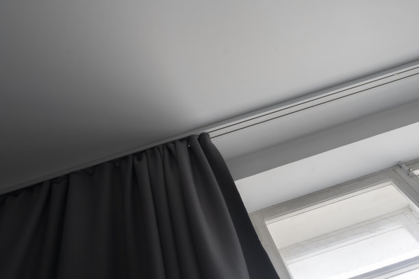 抽象的灰色窗帘在家里的白色栏杆上图片下载