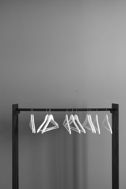 许多衣架挂在衣架上，抽象创意时尚概念图片下载