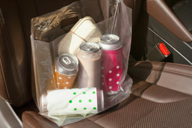 咖啡和拿铁装在罐头里，放在汽车座椅上。很清楚的概念。图片下载