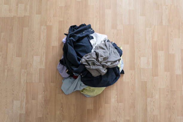 一些散落的衣服，东西在家里的地板上，凌乱的房间图片下载
