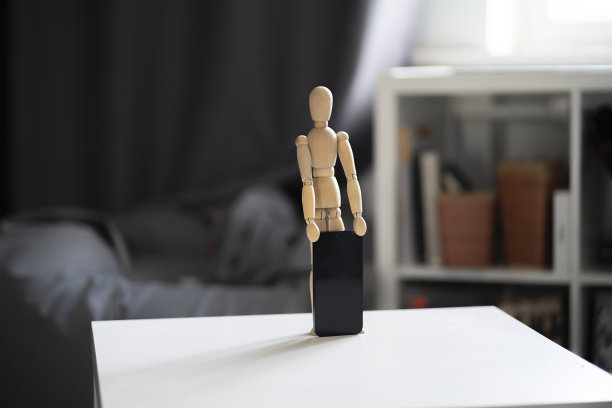 小木头人持有新的智能手机，移动技术图片下载