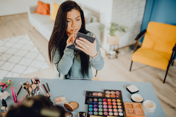 化妆的美女图片下载