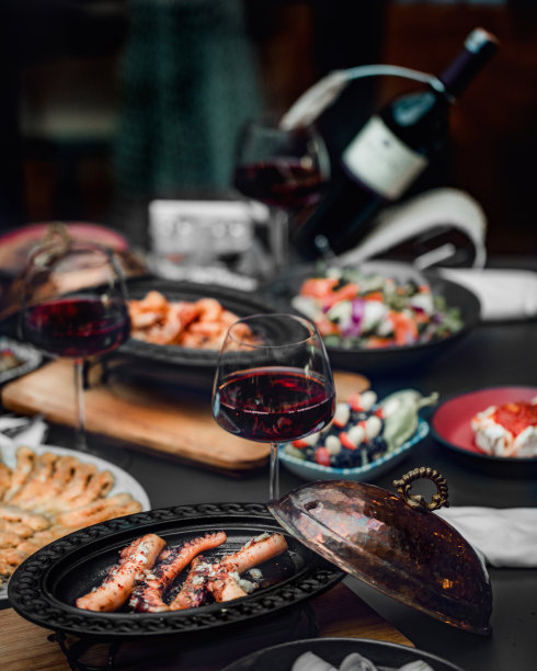 酒杯和酒桌图片下载