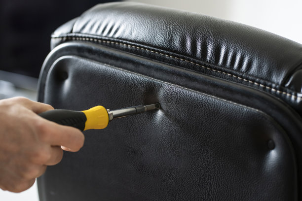 工人手握手动螺丝刀工具。专业职业工作螺钉图片下载