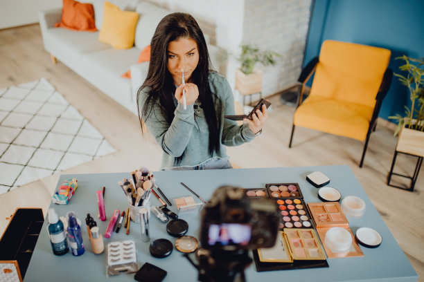 高角度观年轻女性专业美容博主录音化妆教程图片下载