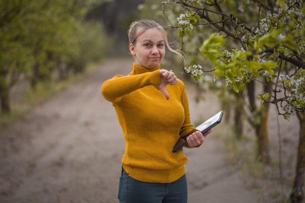 农民或农学家在开花的梅园图片下载