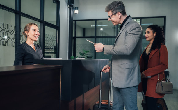 多种族人群在机场大厅排队办理登机手续图片下载