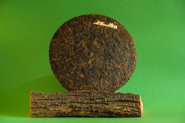 中国云南普洱茶饼。树皮。绿色背景。图片下载