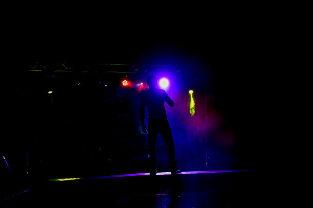 舞台上歌手的黑色剪影。图片下载