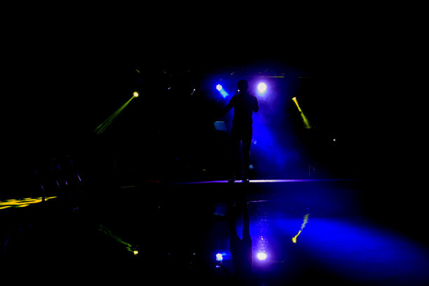 舞台上歌手的黑色剪影。图片下载