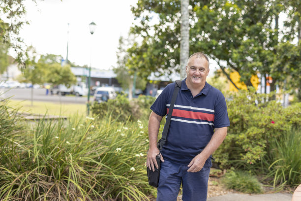 普通商人步行上班图片下载