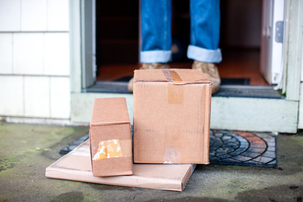 年轻人对快递到家的包裹感到兴奋图片下载