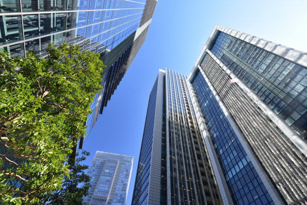 蓝天下的城市景观图片下载