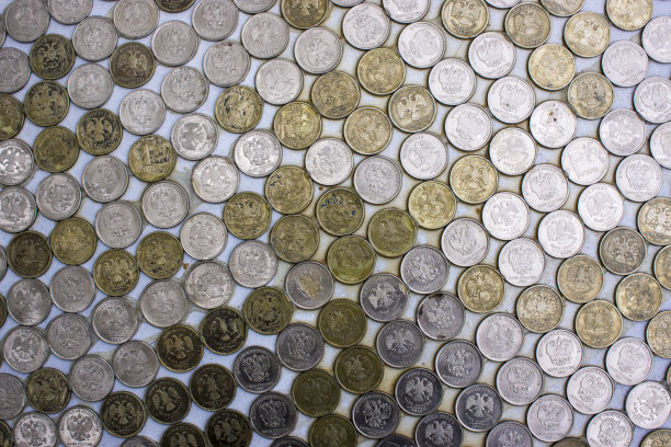 俄罗斯硬币纹理。全帧镜头的硬币安排在桌子上图片下载