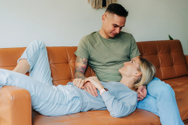 一对深情的夫妇在沙发上一起放松图片下载