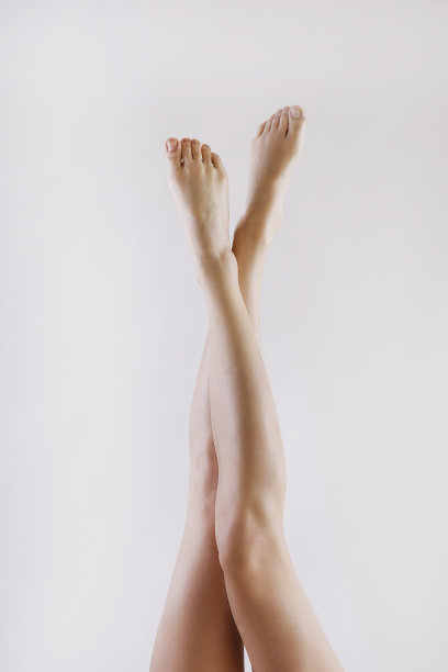 裁剪的工作室拍摄的女性的下半身。图片下载