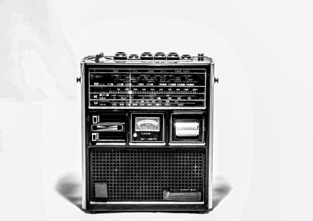 旧收音机孤立在白色背景上，数码照片图片作为背景图片下载