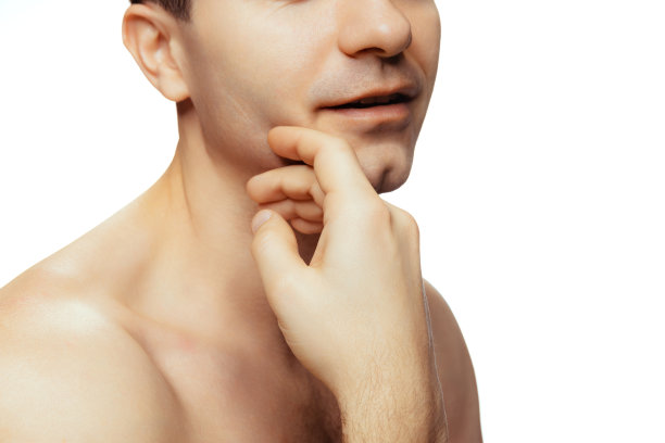 裁剪人像与完美剃光皮肤，触摸脸孤立在白色的工作室背景。图片下载