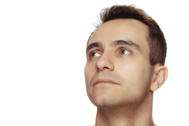 年轻英俊男子的特写肖像与干净的脸，完美的皮肤，赤膊姿势孤立在白色的工作室背景图片下载