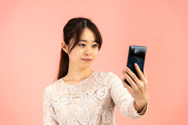 年轻女子在自拍图片下载