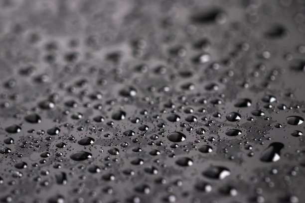 水滴在表面覆盖箔。表面张力。图片下载