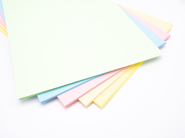抽象背景与彩虹彩色纸，白色背景，蜡笔色调图片下载