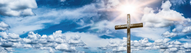 宗教背景横幅全景-旧钢十字架与蓝天，云和阳光图片下载