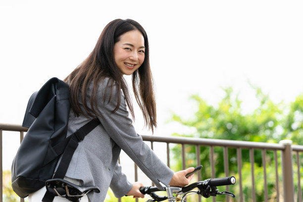 带着微笑骑自行车上下班的女人图片下载