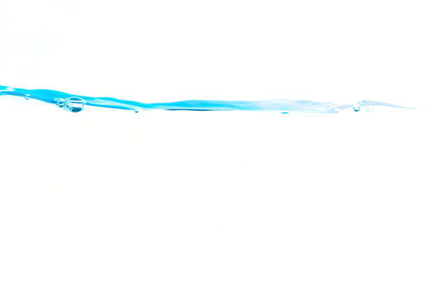 背景图像移动的水在波浪孤立在白色背景，清水，水气泡，宏观图片下载