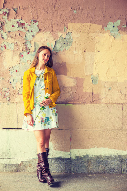 年轻女子在纽约的户外思考图片下载