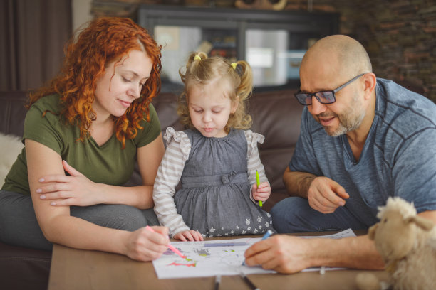 母亲，父亲和小女儿在室内(着色)图片下载