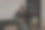 在办公室度过了漫长的一天后，一个年轻的商人正在喝一杯，放松一下，并考虑他的下一步，在他的办公桌上工作到很晚，在他的笔记本电脑上，抽着雪茄。图片下载